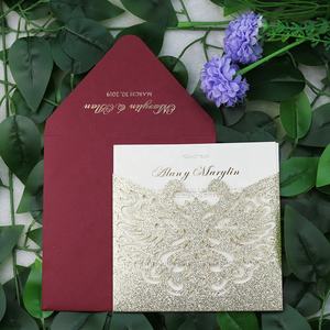 Invitation de <span class=keywords><strong>mariage</strong></span> découpée au laser de paillettes d'or de beau motif de cygne avec l'enveloppe bourgogne - Product Image 1