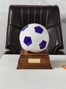 Urne en bois rouge et blanche de haute qualité avec design de style football et plaque signalétique en laiton nouvelles fournitures funéraires de crémation pour adultes - Product Image 2