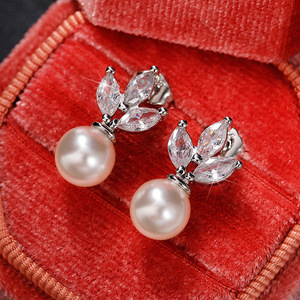 Boucles d'oreilles en perles plaquées or avec cristaux taillés en marquise, design floral, pour femmes, bijoux de fête tendance - Product Image 4