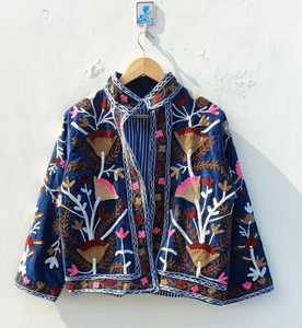 เสื้อแจ็คเก็ตบอมเบอร์ผ้ากำมะหยี่ลายดอกไม้สไตล์ซูซานี งานแฮนด์เมด สไตล์โบฮีเมียน เหมาะสำหรับเทศกาล ของขวัญสำหรับเธอ ผู้จัดจำหน่ายรายใหญ่จากอินเดีย - Product Image 1