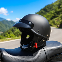 Casque de moto vintage demi-coque avec visière amovible, construction robuste, pour adulte, idéal pour la conduite en ville et les balades.