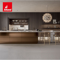Armoires de cuisine industrielles danoises contemporaines Alland en bois de noyer foncé et mélamine, avec automatisation motorisée