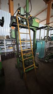 Gebruikt merkloze motorfietsbandenverpakkingsmachine met kerncomponenten zoals tandwielmotor, PLC en motorfietsbandenkrimpmachine. - Product Image 6