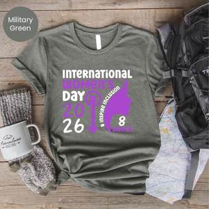 T-shirt per la Giornata Internazionale della Donna 2026 da donna, stampa viola, casual, girocollo, manica corta, 100% cotone jersey, vestibilità aderente - Product Image 3