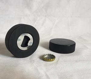 Abridor de Botellas con Forma de Disco de Hockey sobre Hielo, Material de Goma, Calidad Estándar de Fábrica Xiamen - Product Image 1