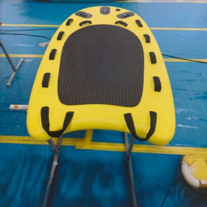 Planche de sauvetage gonflable pour sauveteurs aquatiques avec tapis antidérapant et système de suspension élastique pour interventions d'urgence en bord de mer - Product Image 4
