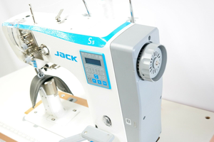 Machine à coudre industrielle automatique Jack S5 neuve avec alimentation par rouleaux et point de bourdon - Product Image 4