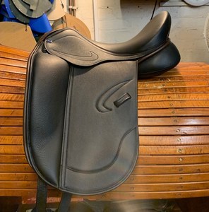 Silla de Doma Profesional de Cuero con Estructura Reforzada, Asiento Acolchado Suave y Ajuste Ajustable para Equitación - Product Image 2