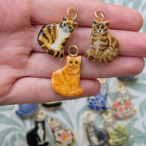 Chats floraux fantaisistes |   Pendentif chat en acier inoxydable plaqué or 18K PVD, émail peint à la main, imperméable, hypoallergénique et durable - Product Image 6