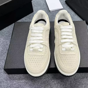 รองเท้ากีฬาลำลองดีไซน์หรูสำหรับผู้ชายและผู้หญิง รองเท้าผ้าใบสไตล์สปอร์ตหนังวัวแท้ พื้น PVC รองรับการขายแบบดรอปชิปปิ้ง แฟชั่นสไตล์ชาแนล - Product Image 5