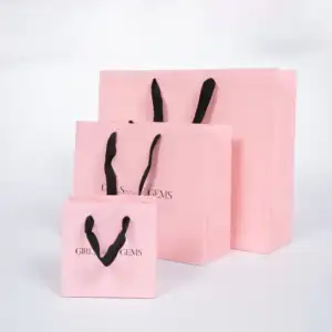 Luxusmarke Custom Logo Geschenk Papiertüte für Kleidung Pink Matte Garment Kleidung Boutique Verpackung Taschen mit Band Griffe