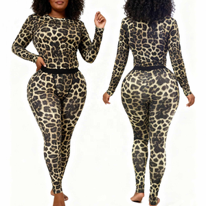 Completo Due Pezzi Personalizzato Taglie Forti con Stampa Leopardata, T-Shirt e Leggings, Abbigliamento Casual da Donna, Tuta Aderente - Product Image 4