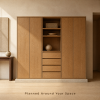 Armoire sur mesure GoldenHome en chêne chaud |   Conception pleine hauteur |   Espace de rangement suspendu avec LED |   Tiroirs sans poignées |   Rangement de chambre à coucher