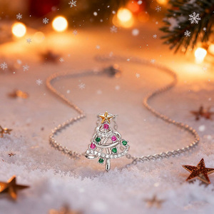 Collana da Donna Bicolore con Ciondolo Albero di Natale e Dettaglio a Stella, Elegante Catena per Clavicola, Gioielli alla Moda per le Feste - Product Image 2
