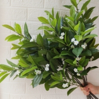 Großhandel Künstliche Realistische Latex-Jasminblätter 80cm Lange Grüne Zweige für Hochzeit Heim Innen- und Außendekoration Garten