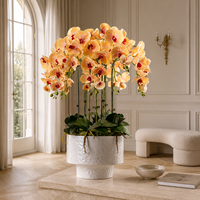 Grande orchidée artificielle blanche avec grappe de fleurs en boule dans un pot en céramique texturée blanche, centre de table de luxe pour hall d'hôtel