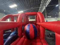 Défis extérieurs commerciaux parcours d'obstacles gonflables pour adultes jeux de fête de maison de rebond parcours d'obstacles à boule rouge gonflable