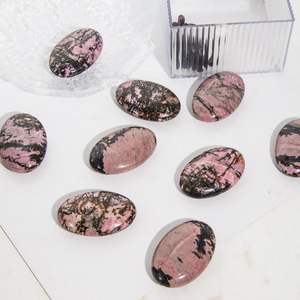 หินโรโดไนต์ธรรมชาติทรงปาล์ม หินแกะสลักด้วยมือสำหรับบรรเทาความวิตกกังวล คลายเครียด บำบัดด้วยเรกิ ของสะสม ตกแต่งบ้าน - Product Image 6