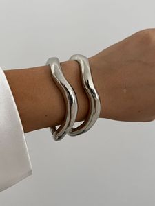 2024 nouveauté mode pas cher en gros à la mode métal alliage <span class=keywords><strong>Bracelet</strong></span> exagéré alliage arc plaine cercle <span class=keywords><strong>bracelet</strong></span> simple <span class=keywords><strong>bracelet</strong></span> - Product Image 5