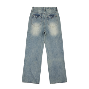 Pantalon en jean ample et large, délavé bleu clair, style vintage tendance, avec patchwork et poches zippées, idéal pour le streetwear et le quotidien - Product Image 4