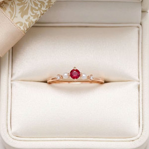 Bague moderne minimaliste en or rose massif 18 carats avec rubis naturel, perle d'eau douce et embellissements en diamant, élégante pour femme, idéale pour mariage ou soirée - Product Image 5