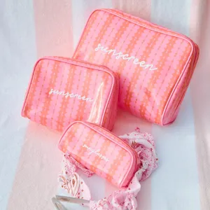 Borsa da viaggio personalizzata a righe rosa con ricamo, pochette cosmetica a righe, borsa da toilette grande fantasia, borsa trasparente in PVC - Product Image 1