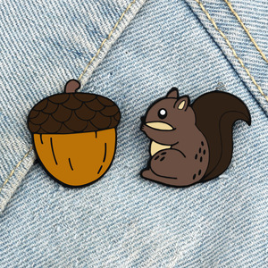 Broche Écureuil Mignonne Japonaise en Métal, Accessoire de Sac pour Couple, Décoration de Sac à Dos pour Écolière - Product Image 1