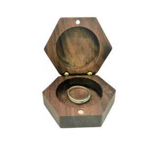 Boîte à bijoux hexagonale personnalisée en bois de hêtre pour boucles d'oreilles et bagues, boîte secrète pour cadeau de mariage - Product Image 6
