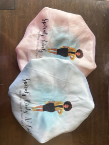 Bonnet de nuit en satin à faible MOQ, couleurs variées, avec large bande élastique, pour femmes aux cheveux bouclés, avec logo personnalisé - Product Image 4
