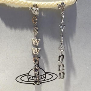 Boucles d'oreilles de niche haut de gamme Empress Dowager Vivienne, distinctives, avec longues pampilles, chaîne à lettres, diamant, laiton et motif Saturne - Product Image 1