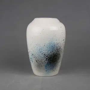 Vasi in ceramica su vetri in ceramica bianca con vari fiori fatti a mano per la decorazione del vaso