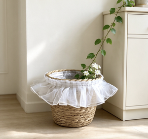 Panier à plantes en jacinthe d'eau tressé à la main avec doublure en voile à volants, couvercle rond tissé pour <span class=keywords><strong>pot</strong></span> <span class=keywords><strong>de</strong></span> fleurs, pour la décoration intérieure - Product Image 1
