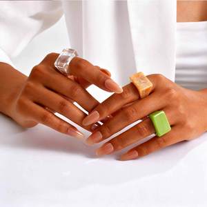Juego de 3 anillos apilables de resina con diseño geométrico cuadrado, transparentes, minimalistas y delgados para mujer. - Product Image 1