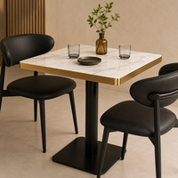 Ensemble de salle à manger moderne en pierre frittée, table en aluminium à bord doré et chaises en cuir noir pour restaurant, café, hôtel