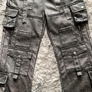 DENIMGUYS <span class=keywords><strong>Pantaloni</strong></span> in <span class=keywords><strong>Ecopelle</strong></span> Personalizzati da Uomo Stile Vintage <span class=keywords><strong>con</strong></span> Tasche Multiple - Product Image 4