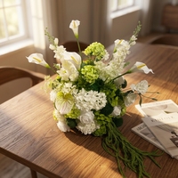 Bouquet de fleurs artificielles moderne pour mariage, thème blanc et vert, avec amarante suspendue pour la décoration de l'autel