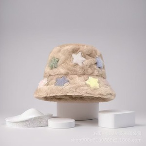 Gorro de lana blanco con estrellas para mujer, estilo adelgazante para el rostro, cálido para el invierno - Product Image 3