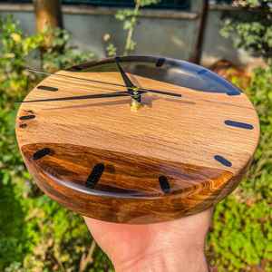 Reloj de Pared Hecho a Mano con Resina y Madera con Elegantes Patrones, Construcción Duradera y Diseño Artístico, Apto para Todos los Estilos de Interiores - Product Image 2
