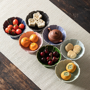 Assiette à fruits en céramique en forme de lotus sur pied, plat de service à dessert en porcelaine de style chinois, présentation de table de mariage - Product Image 3