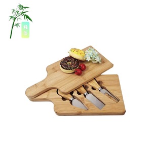 Tabla de cortar de bambú con juego de cuchillos de 3 piezas, bloque de corte de madera para uso en la cocina, diseño multifuncional - Product Image 2
