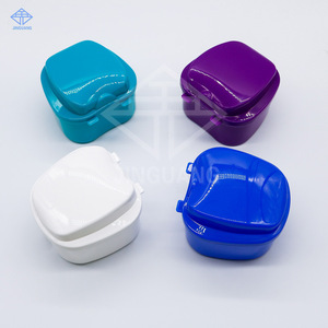 Caja de almacenamiento para retenedores dentales, caja para aparatos de ortodoncia con forma de manzana, color blanco, azul claro, azul oscuro, morado - Product Image 1