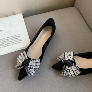 Escarpins en daim noirs à bout pointu avec nœud et strass, polyvalents, pour femme, collection automne 2025 - Product Image 4