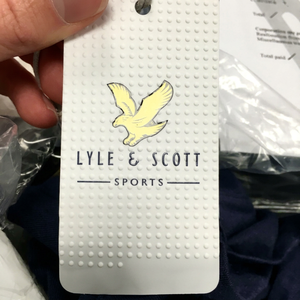 Étiquette de vêtement en plastique Lyle & Scott Sports Flag Label avec logo en relief et bord découpé au laser, forme rectangulaire - Product Image 1