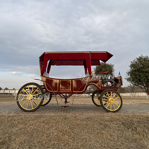 Une calèche royale carrée rouge avec des roues dorées et des rideaux en velours, idéale pour les excursions touristiques et les mariages. - Product Image 6