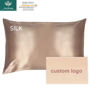 Set di <span class=keywords><strong>Federe</strong></span> in Raso <span class=keywords><strong>Rosa</strong></span> Imitazione Seta con Logo Personalizzato, Confezione Scrunchie, Elastico per Capelli, Mascherina per Dormire di Lusso - Product Image 1
