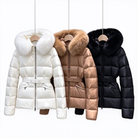 Doudoune cintrée avec col et capuche en fourrure - le manteau léger et chaud indispensable pour les femmes aux silhouettes affinées