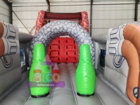 Parcours d'obstacles gonflable sur le thème du désert et des voitures de course avec tunnels et murs d'escalade pour les parcs d'aventure pour enfants