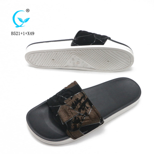 Pantoufles en <span class=keywords><strong>plastique</strong></span> durables à la mode sur mesure pantoufles pour hommes <span class=keywords><strong>sandales</strong></span> glissantes avec logo - Product Image 3