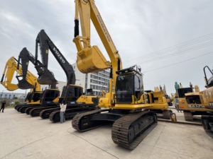 Excavatrice KOMATSU PC240LC de 25 tonnes, hydraulique, sur chenilles, équipement de construction d'occasion avec godet de terrassement - Product Image 2