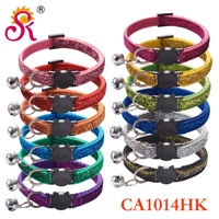 Collier durable et élégant à boucle de sécurité en forme de tête de chat, couleur unie, avec clochette pour chats et chiens, utilisation extérieure, matériau PP